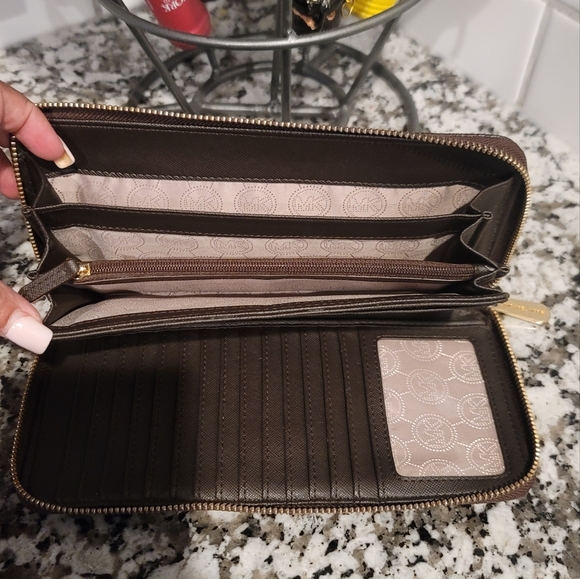 Michael Kors Large Logo Continental Wallet - Picture 8 of 8